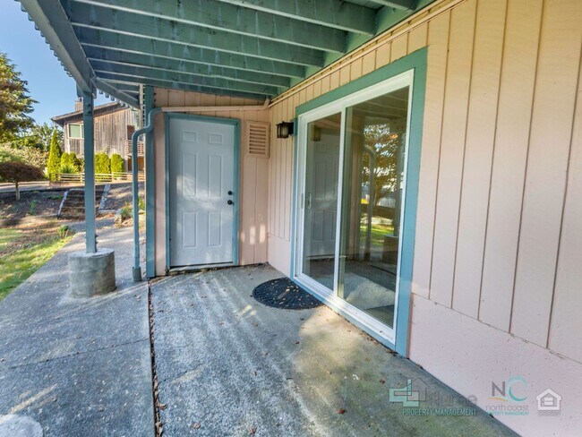 Building Photo - Spacious Single Family Home in Seaside!!!
