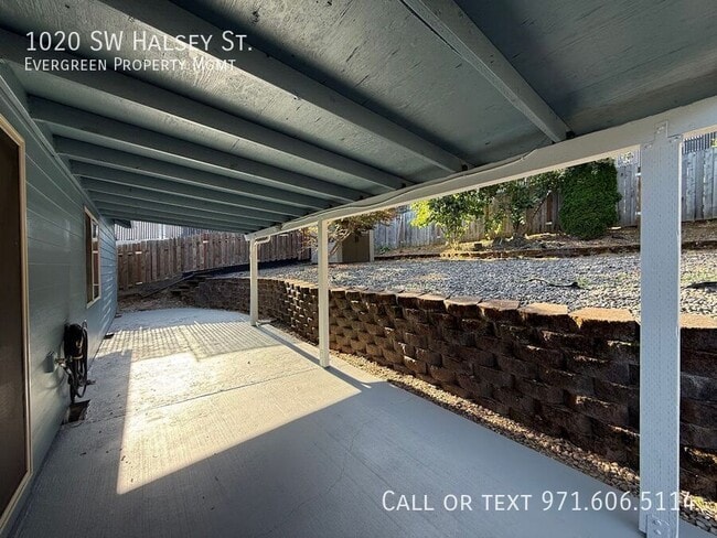 Building Photo - 1020 SW Halsey St