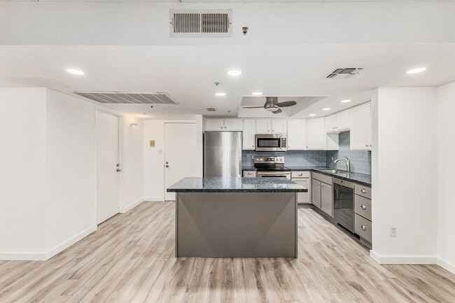 Building Photo - 7950 E Camelback Rd