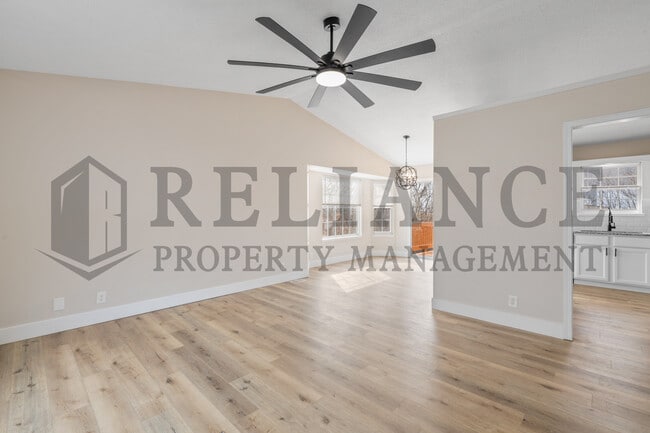 Building Photo - 215 Peachwood Dr