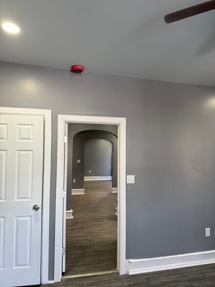 Building Photo - 5719 N Park Ave