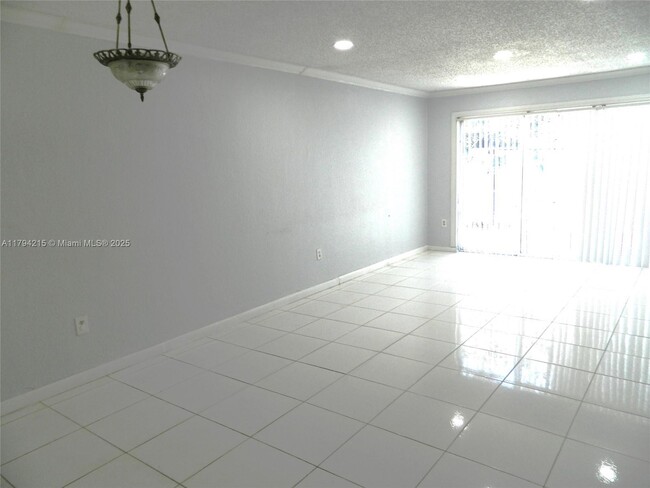 Building Photo - 899 Crystal Lake Dr