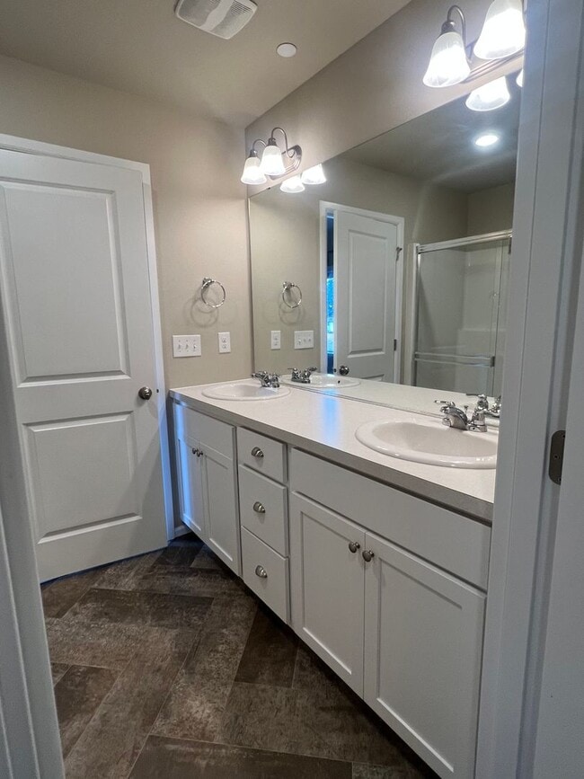 Building Photo - Beautiful 3 Bedroom Townhome in Dupont