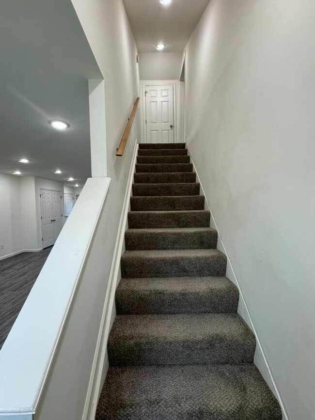 Building Photo - 618 Center St