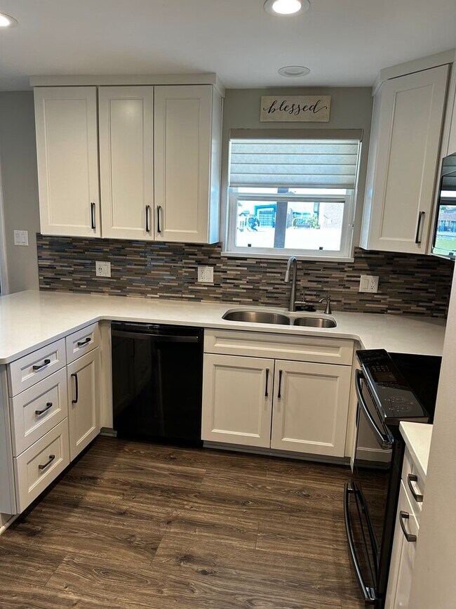 Building Photo - Beautifully Updated Two-Story Home in Sandy — Mountain Views & Big Backyard!