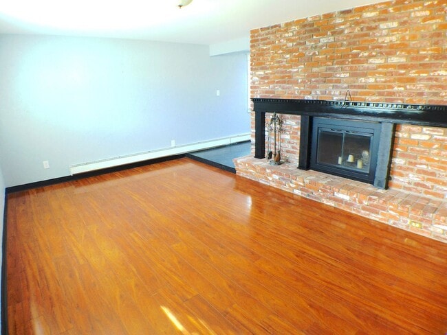 Building Photo - One Bedroom, One and a Half Bath Home in S...