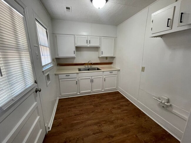 Building Photo - Charming 2BR Home Near the University of Memphis!