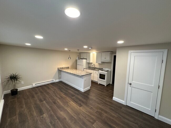 Building Photo - 61 River Rd