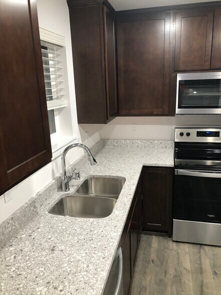 Building Photo - 7411 S Park Ave