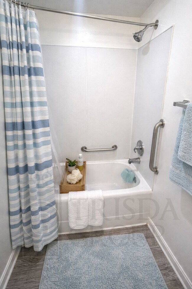 Building Photo - Move In Ready! North Hills School District-2 BR/1BA, Central AC, LVP Floors, Upgraded Kitchen, Ba...