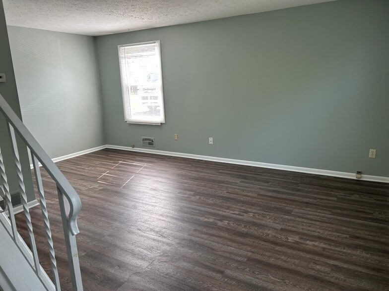 Building Photo - 124 Larkins Xing