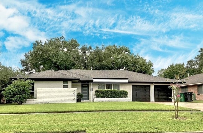 Primary Photo - 7917 Ridgeview Dr