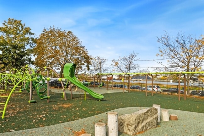 Building Photo - 171 Brooks St