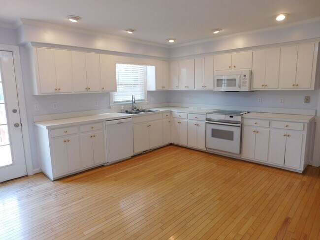 Building Photo - 3701 Lavenham Rd