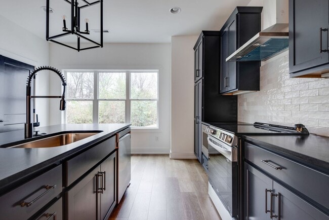 Building Photo - Welcome to Your Stylish Haven in Vibrant East Nashville!