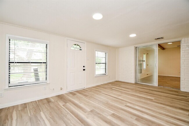 Building Photo - 162 Bluebonnet St