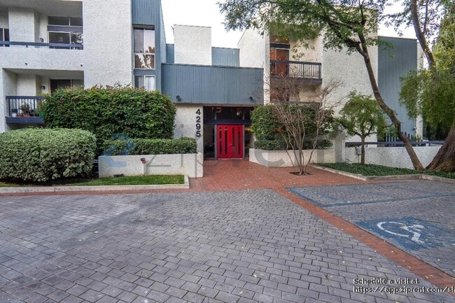 Building Photo - 4295 Vía Arbolada