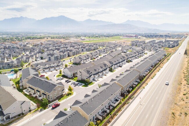 Building Photo - Bright and Charming Townhome Nestled in th...