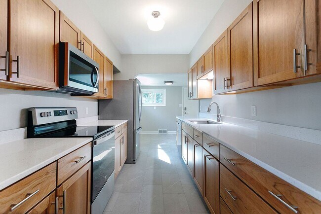 Building Photo - Updated 5 bedroom 2 bath single family house