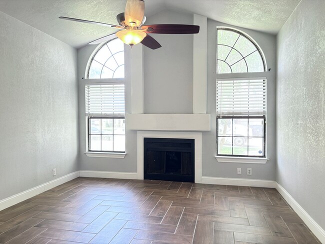 Building Photo - Updated Single Family Home with community ...