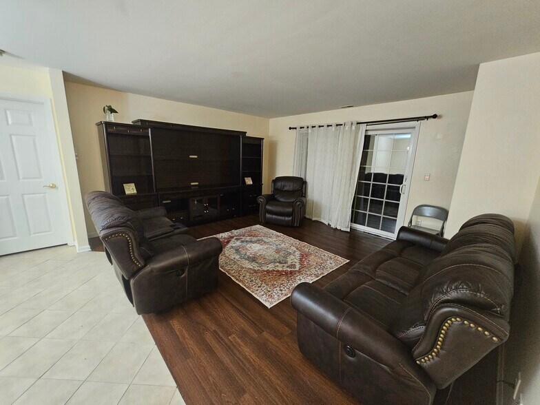 Building Photo - 607 Cambridge Ct