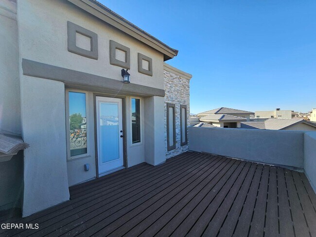Building Photo - 777 Aislaby St