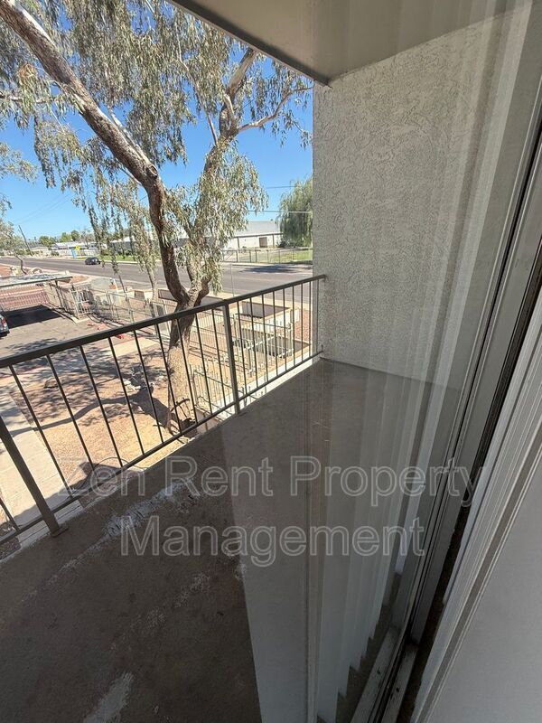 Building Photo - 2843 E Marconi Ave