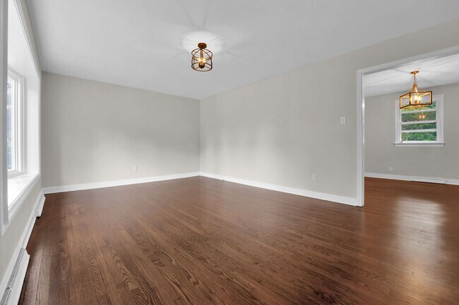 Building Photo - Beautiful Renovated 4 Bedroom 2.5 Bathroom Home for Rent!