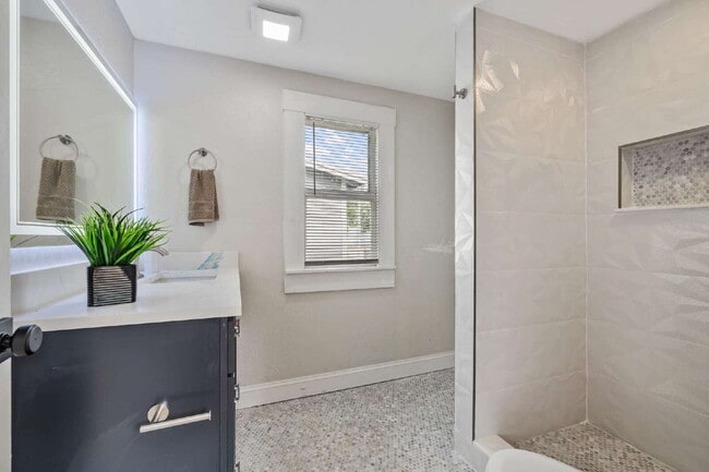 Building Photo - "Charming 2-Bedroom Bungalow in Tampa's Vibrant Heart – Cozy 796 Sq Ft Retreat!"