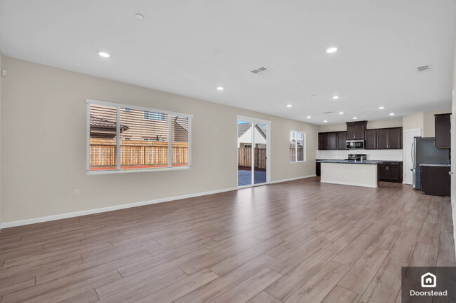 Building Photo - 5587 Saddle Rock Ln