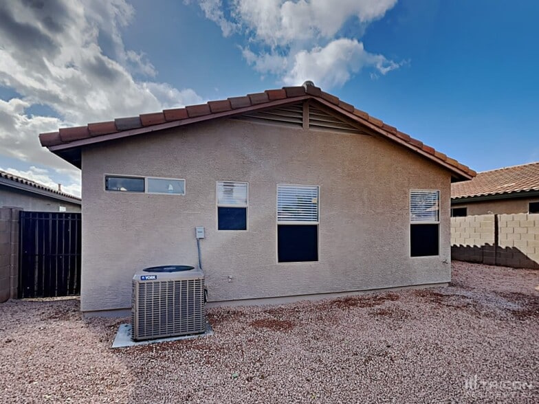 Building Photo - 43766 Elm Dr