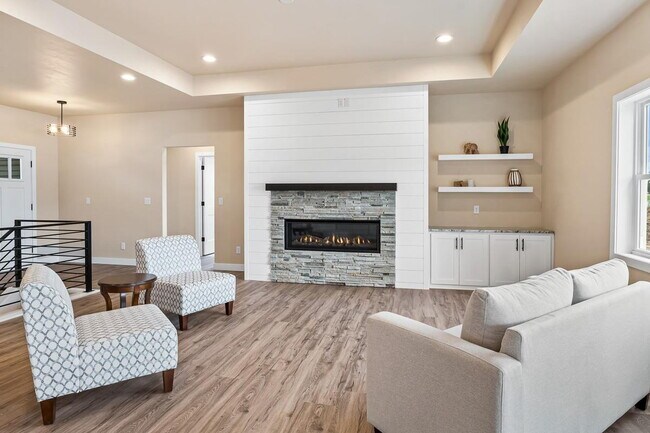 Building Photo - Large 3 Bedroom  Home