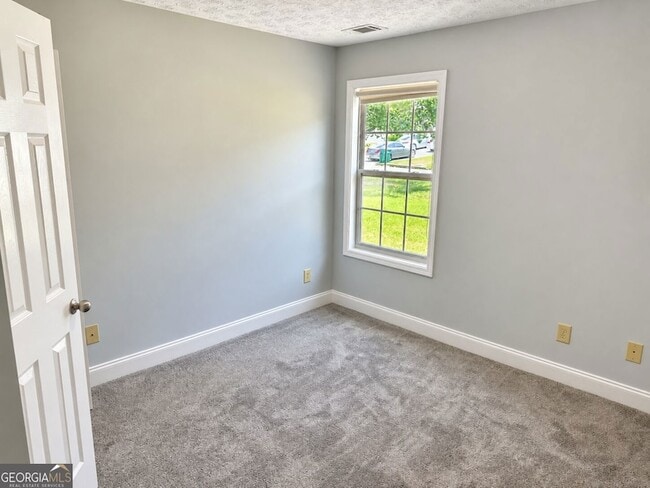 Building Photo - 561 Highland Pointe Dr