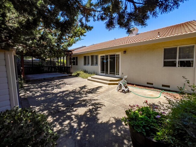 Building Photo - Beautiful Single Level Three Bedroom North...