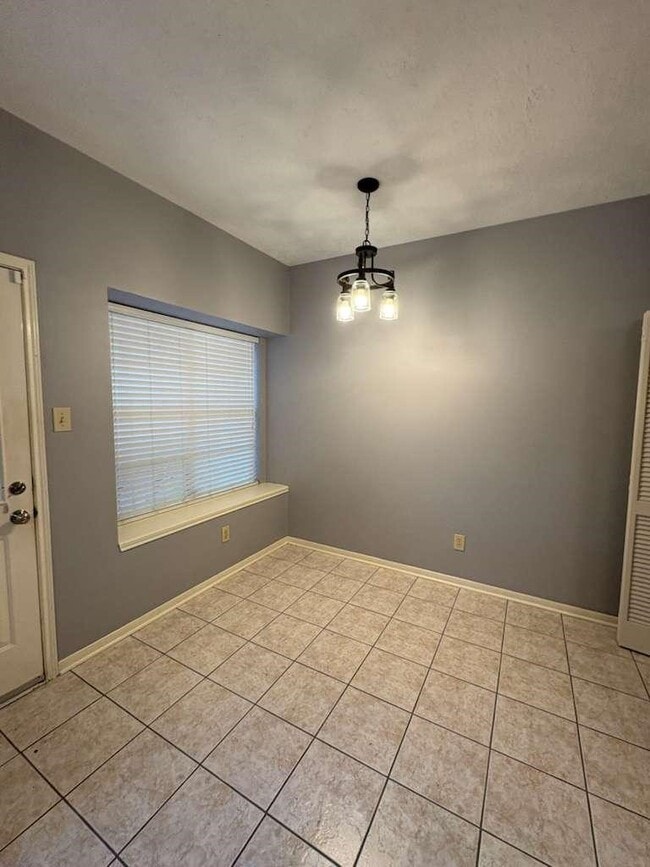 Building Photo - 16119 Lakestone Dr