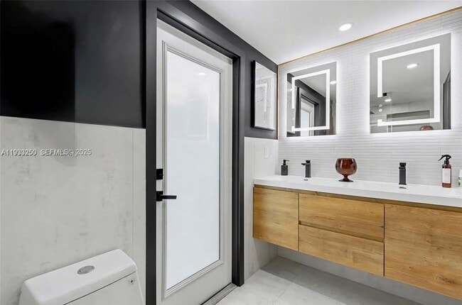 Building Photo - 818 NW 29th Ct