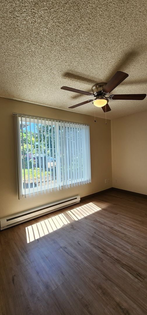 Building Photo - Ground-Level Apartment Available Now at Sunset Villa!