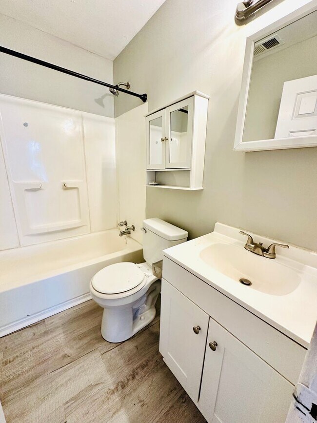 Building Photo - 3 Bedroom home in the Chickasaw Neighborho...