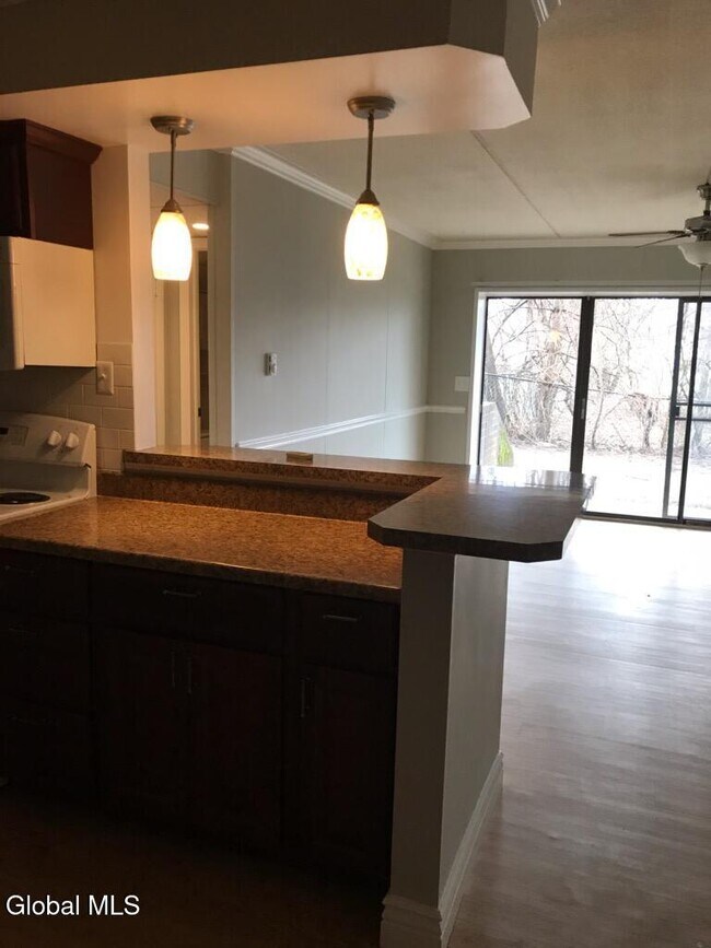 Building Photo - 82 Crescent St