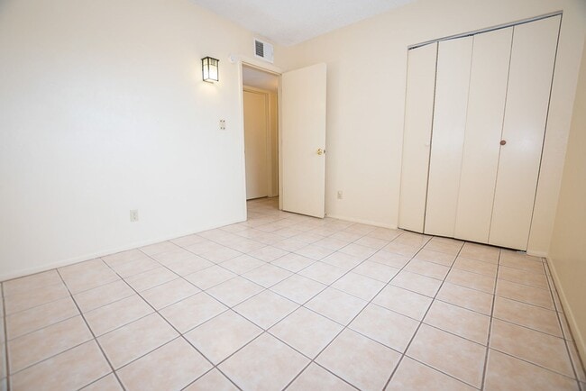 Building Photo - Spacious 3 Bedroom, 2 Bath Home with Updat...