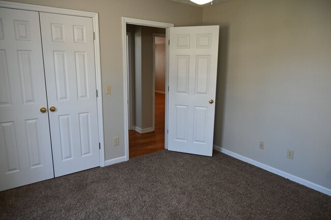Building Photo - NE-Columbus-3 Bedrooms & 2 full Baths-Move-In Ready