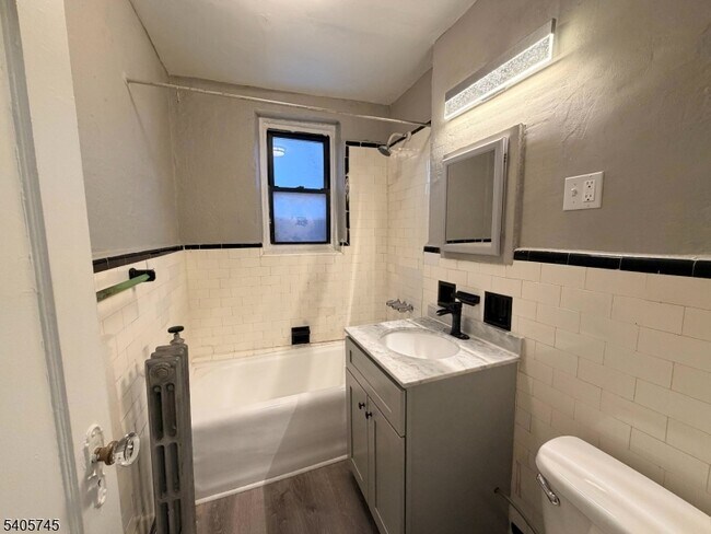 Building Photo - 17 Elwood Pl