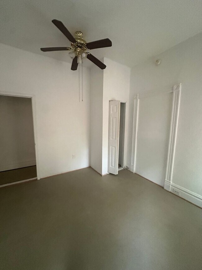 Building Photo - Amazing 2 Bedroom 1 Bathroom Home
