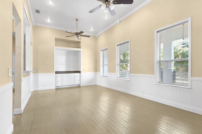 Building Photo - 704 Grape Ave
