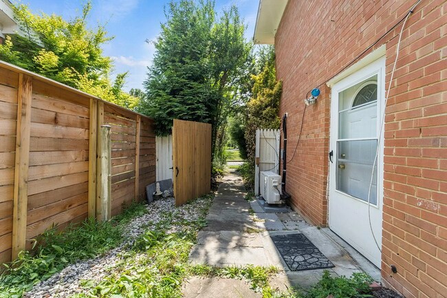 Building Photo - 9901 Ashburton Ln
