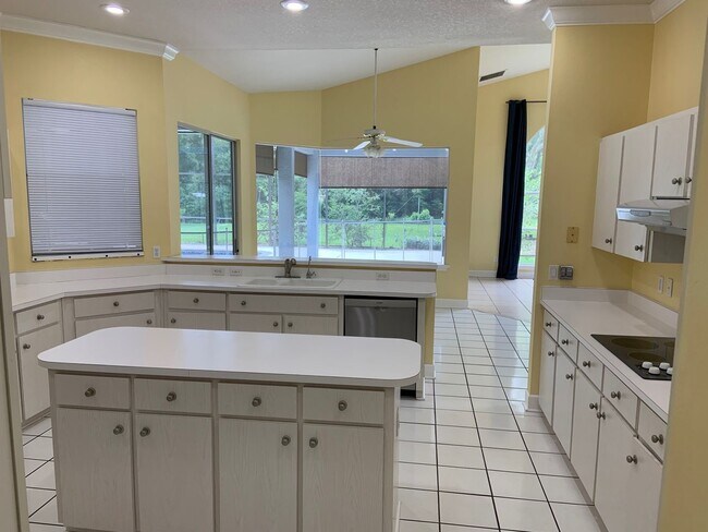 Building Photo - 2600 Crescent Lake Ct