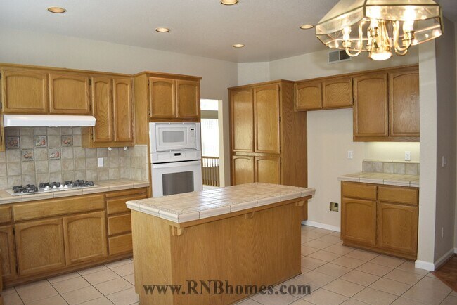 Building Photo - 2400 Carr Ct