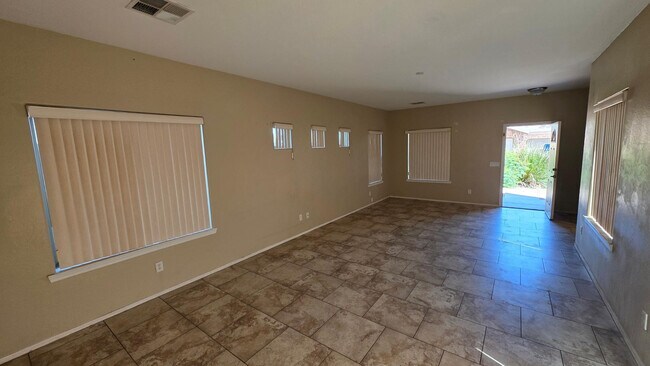 Building Photo - 6621 W Shaw Butte Dr