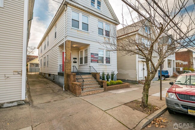 Primary Photo - 214 Hamilton St
