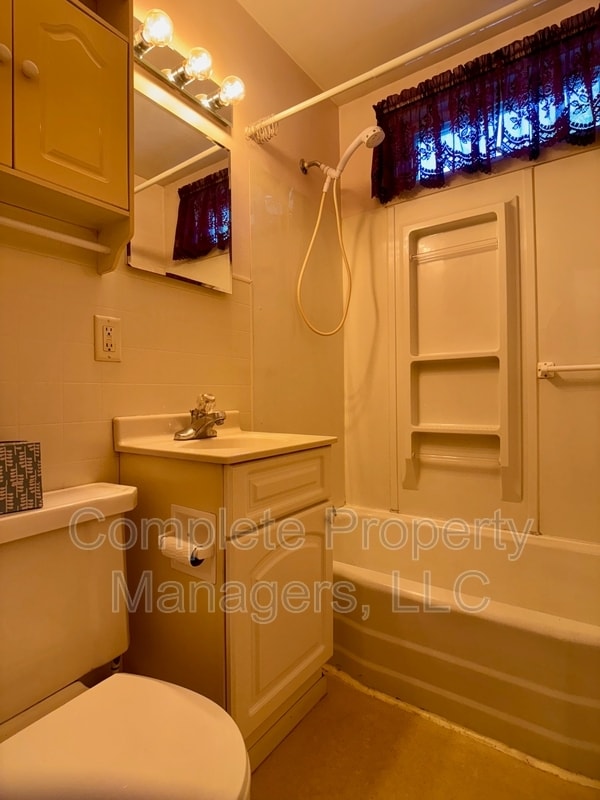 Building Photo - 1517 Margaretha Ave